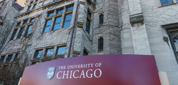 uchicago university of chicago feat Jannis Tobias Werner Shutterstock.com